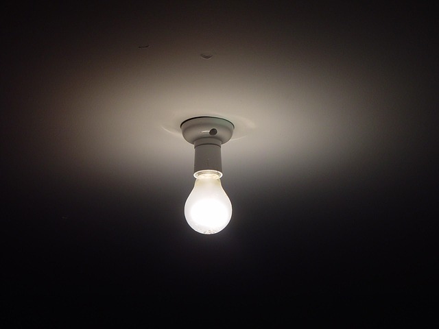 žárovka na stropě