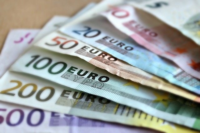 vějíř eurových bankovek